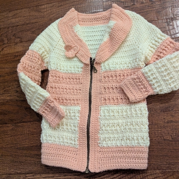 Hand Knit Cozy Pink and Cream Zipper Cardigan With Floral Design Kids Sz L 10-12 - Picture 4 of 8